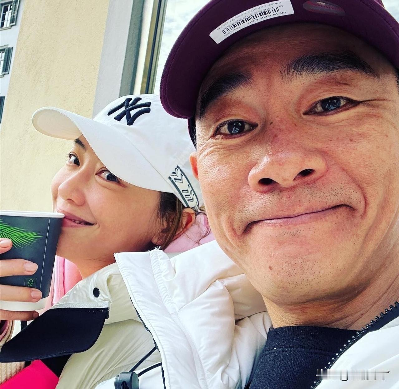 陈小春的基因也太能打了吧！二儿子Hoho，活脱脱就是缩小版的陈小春。单眼皮、高挺