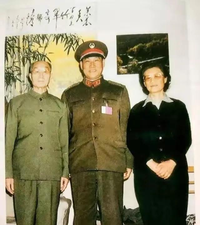 1987年，济南军区司令员李九龙少将（中）在会议间隙专程探望张爱萍将军夫妇，留下