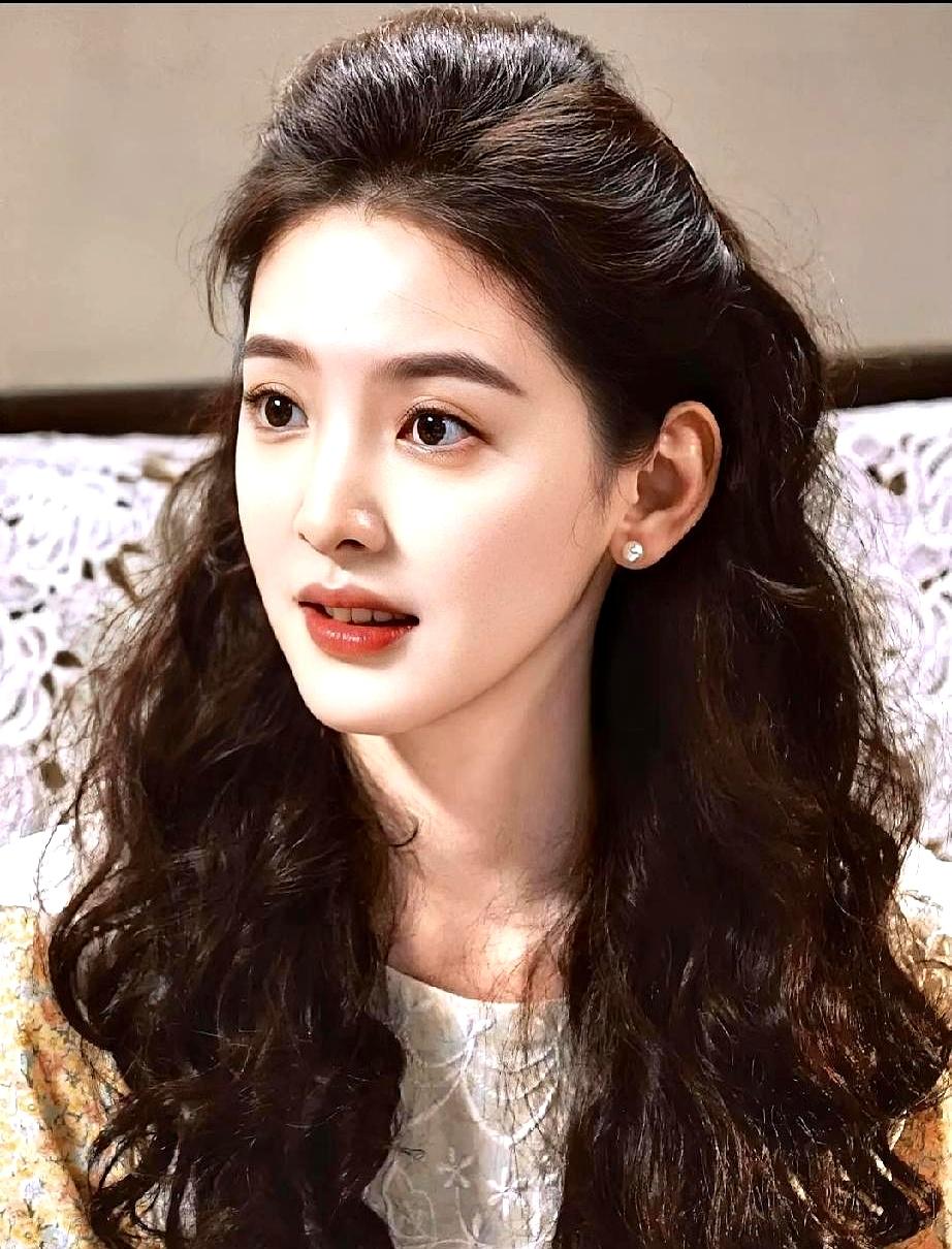 咱就是说，刷到章若楠这张新照片，我愣是看了三遍才敢认！这还是我印象里那个一笑起