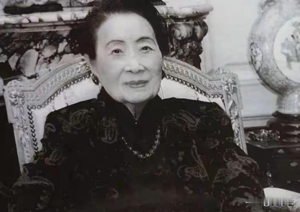 2003年，106岁的宋美龄在美国离世，而当她的银行账户余额被曝光时，那组数字令