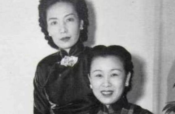 1937年，孟小冬找闺蜜姚玉兰散心，当晚她留宿姚玉兰家中，两人睡在一张床上，怎