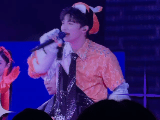 周深猫塑大突破！上一场还是奶牛猫，这场就化身花猫，手里拿着鱼逗猫棒，这可爱模样让