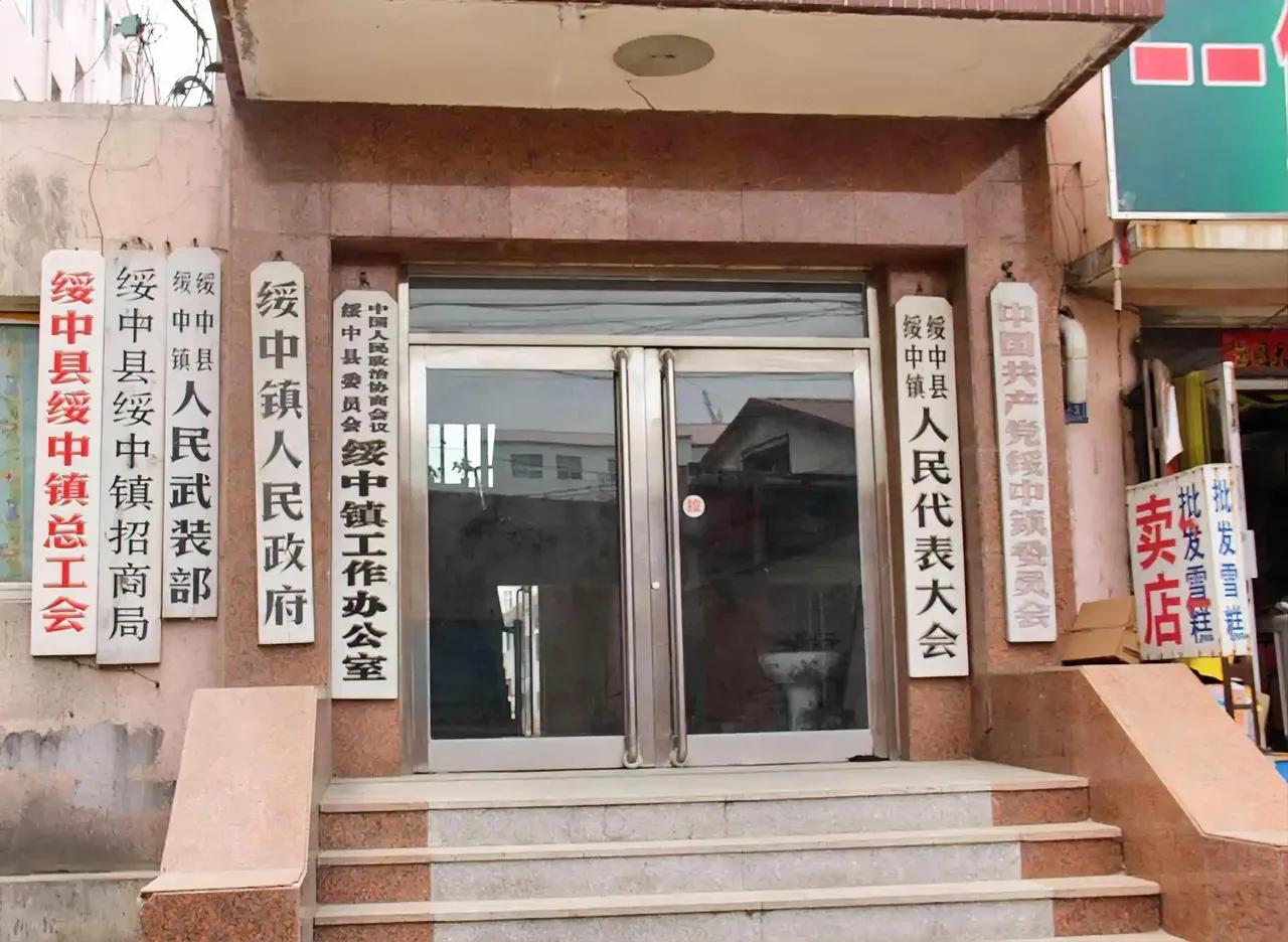 有知道的吗？这个镇政府门前牌子好多啊！做一个牌子估计得多少钱？哪位大神请回答？