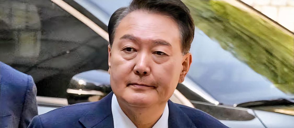 韩国政坛又扔出一颗“深水炸弹”！当地时间19日，正在审理尹锡悦案件的法官池贵然急