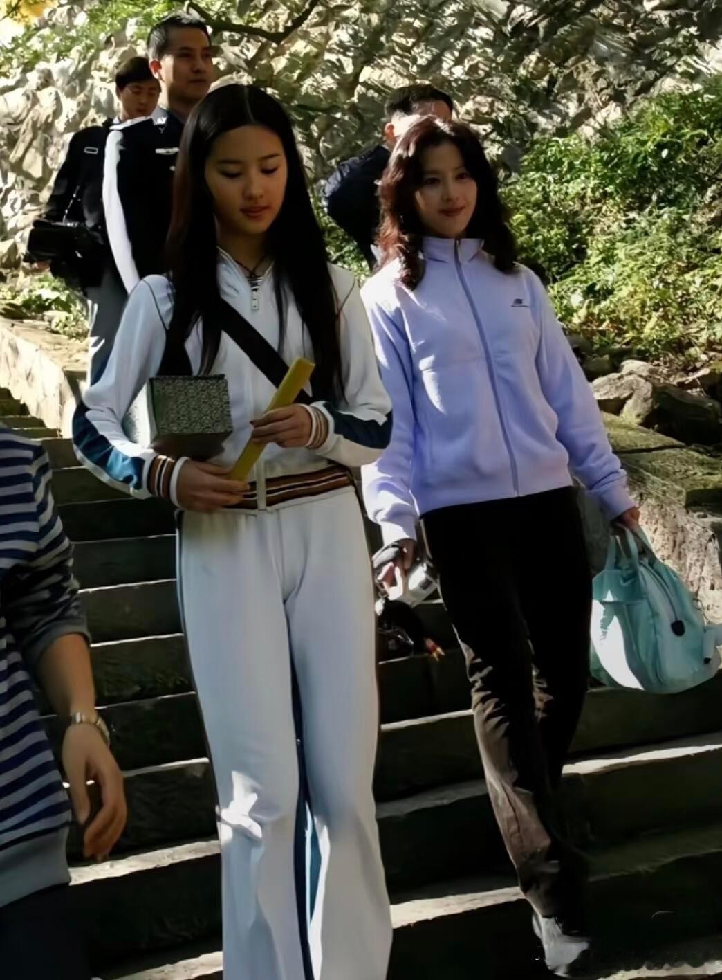 最近几天看刘亦菲美照，虽然知道菲妈也挺漂亮的，没有想到好看到这种程度