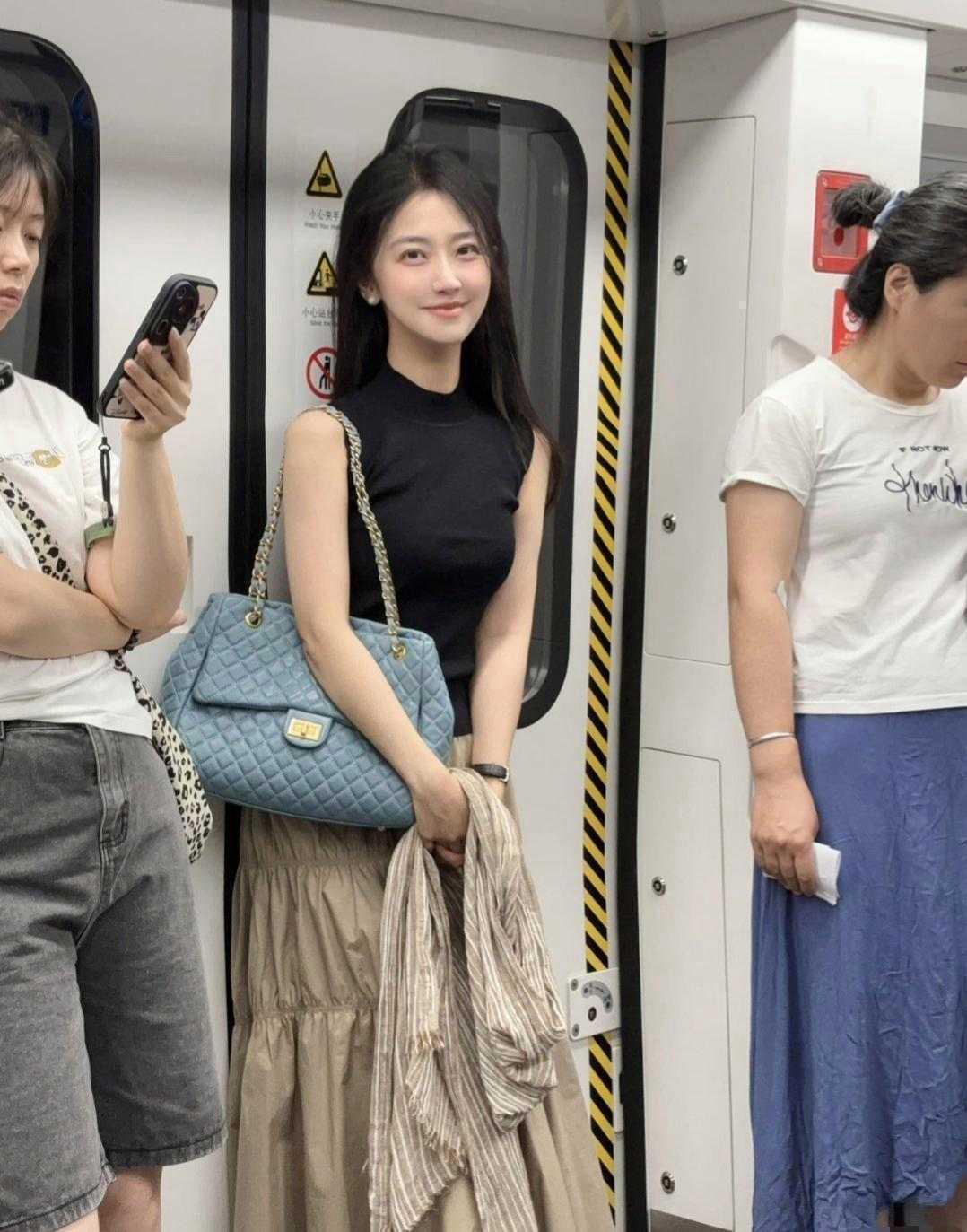 地铁遇到一个小姐姐在一直看我，是不是喜欢我？