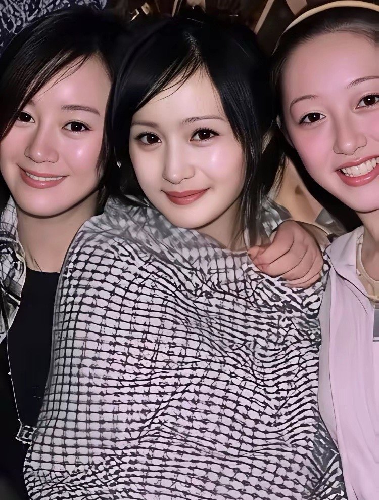 早期蒋梦婕、杨幂、张檬、李沁的一张合影，那时还很青涩，没想到现在大家都成了大明星