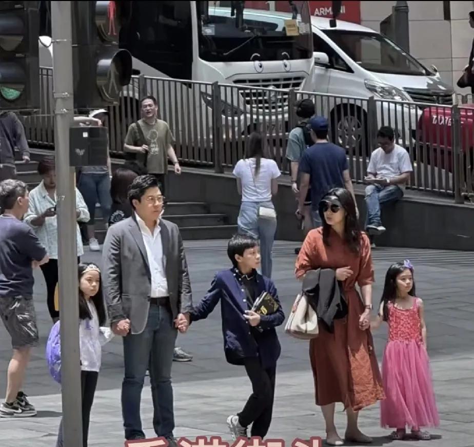 郭晶晶一家，胆子挺大的，没有保镖，就这样在香港街头溜达。[呲牙笑]满满的松弛感