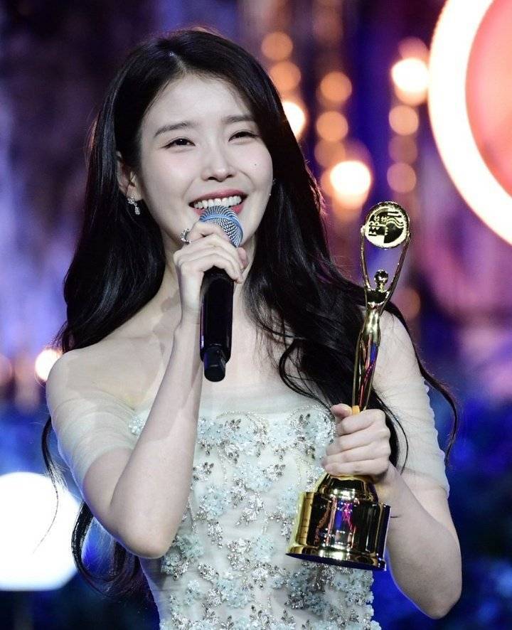 IU真是十年如一日的美恭喜拿下视后🎉IU好美​​​
