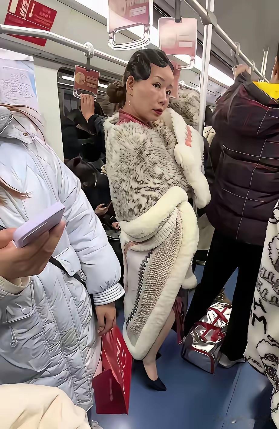 刚刚在网上刷到一张图片，是摄影师抓拍的镜头，从这位女士的这套搭配来看，在网络上被