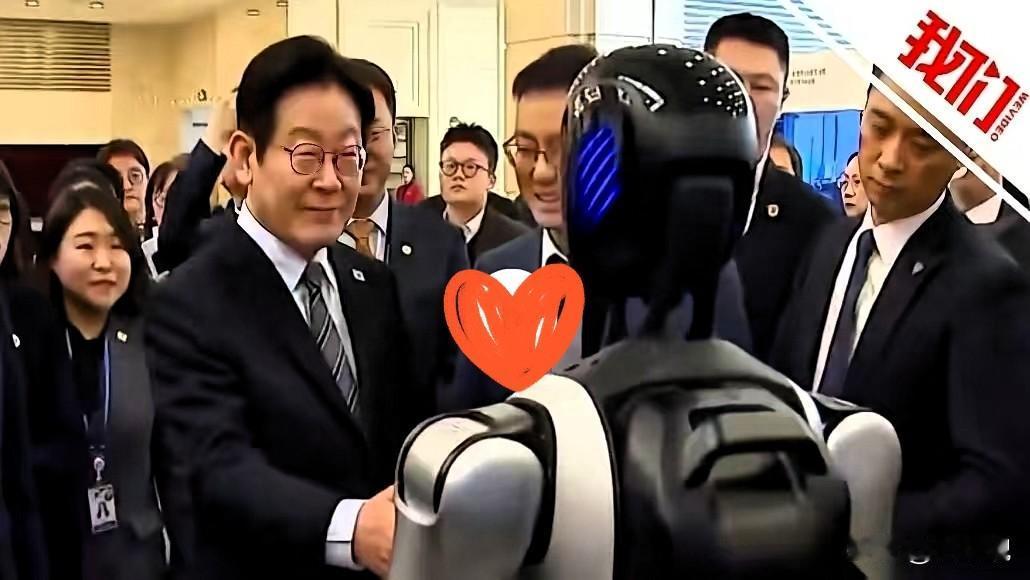 李在明从上海几乎是“逃”走的。别信什么行程太忙。导火索，是他伸出手，想跟一个