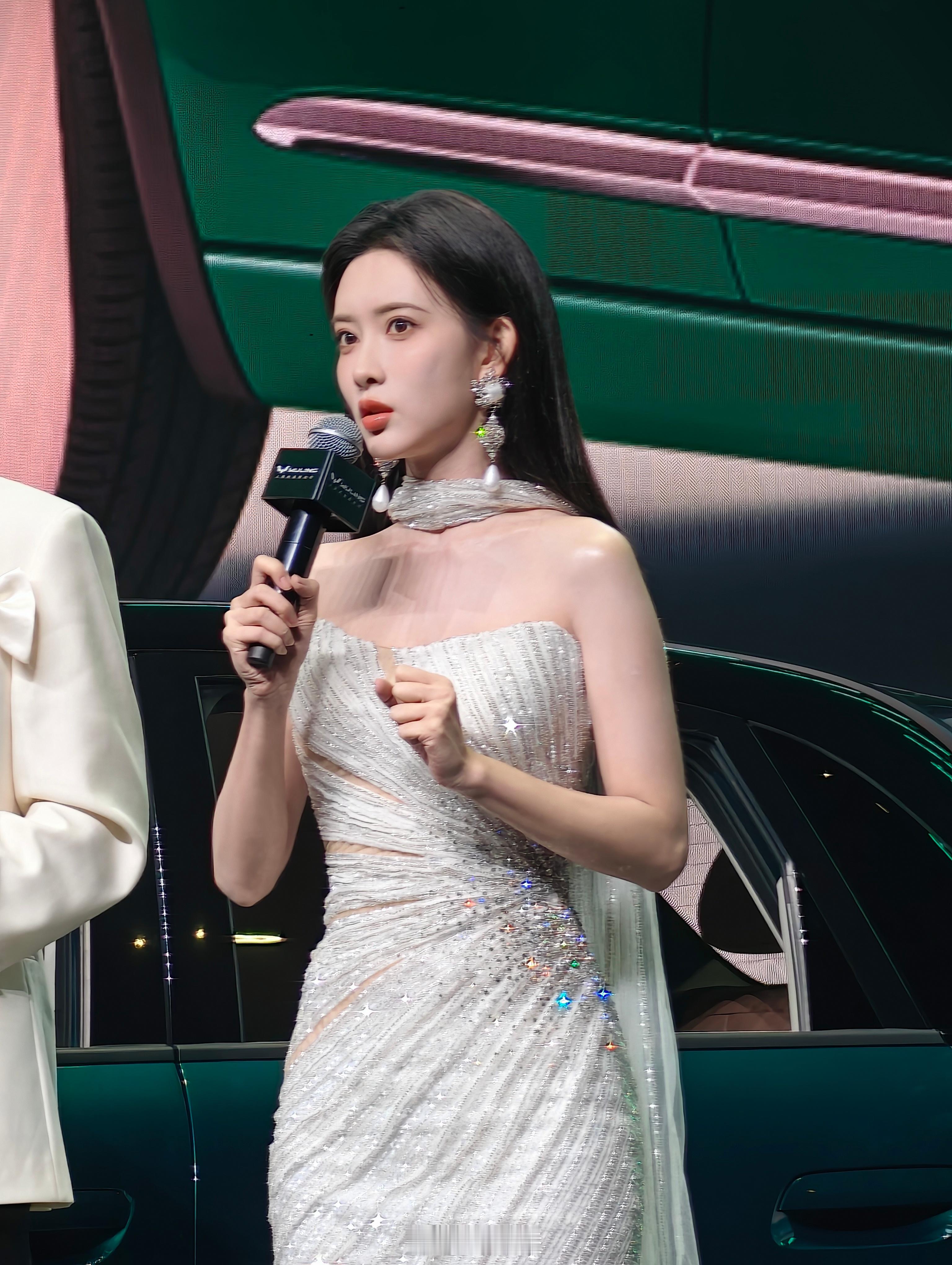 孟子义这个衣服是不是勒脖子，感觉又瘦了孟姐：每一台缤果Pro都有我的设计灵魂喔～