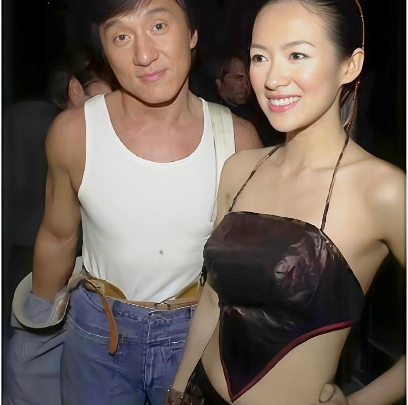 一张照片能把人逼成什么样？成龙47岁生日那晚，章子怡坐他腿上喂葡萄，嘴角还沾着口红印，第二天港媒标题