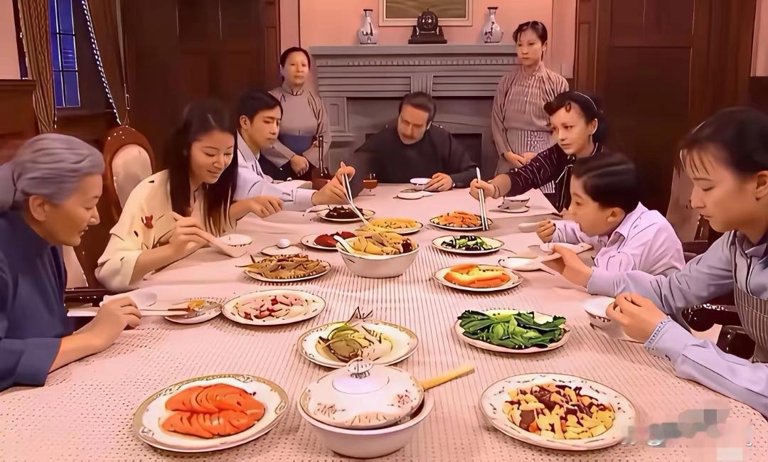 前面的菜根本就夹不到，难怪黑豹子每次吃饭都发火。