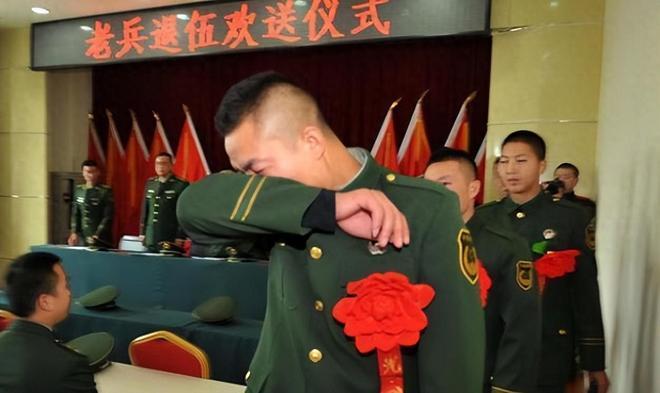 义务兵的生活津贴，是按月发放的，不是退伍时一次性给的！很多人在讨论义务兵退伍