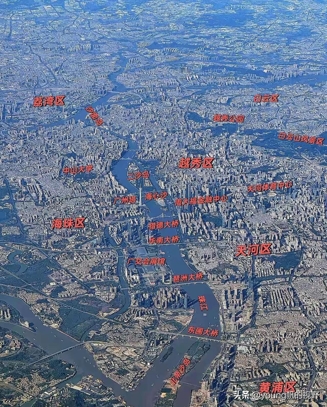 一张从高空飞机上航拍下来的广州城区图。从下方密密麻麻的建筑看出，广州的城区建成面