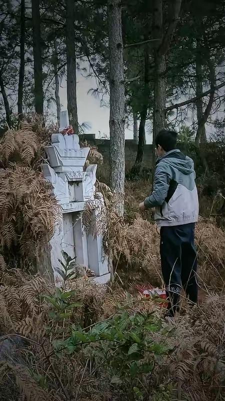黑龙江一男子在兄弟坟前说：我老婆快生了，你要是不嫌弃的话，就来投胎当我的儿子吧，