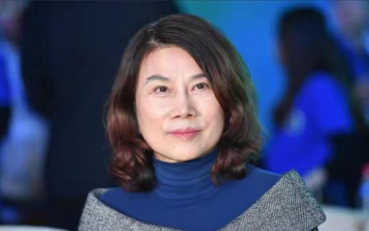 主持人好奇地问董明珠:"你用不用豆包？"董明珠说:"是土包还是豆包？这个我还没搞