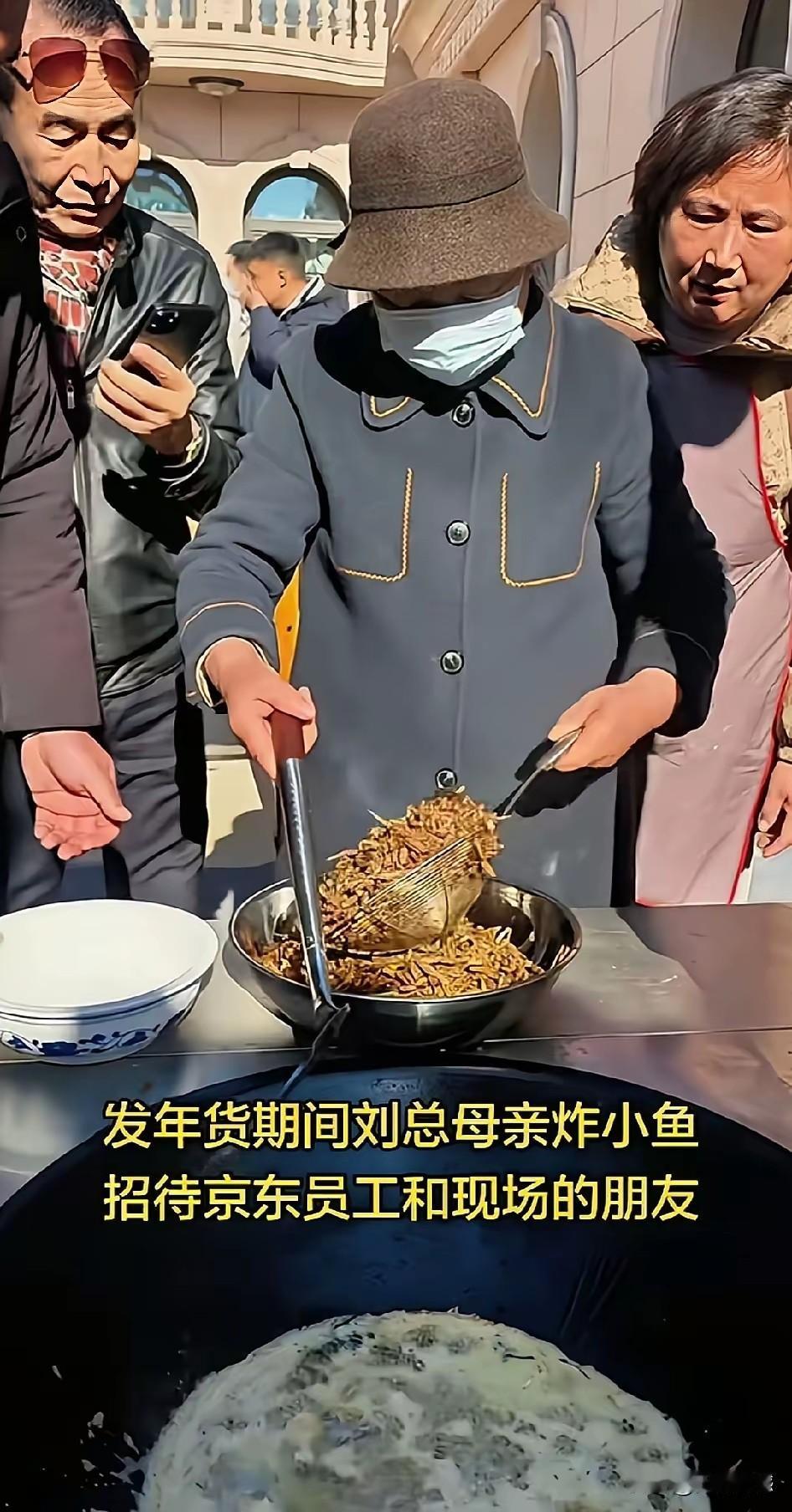 刘强东的母亲，是非常勤快的，都这么大岁数了，还喜欢干一些力所能及的活，这是在老家