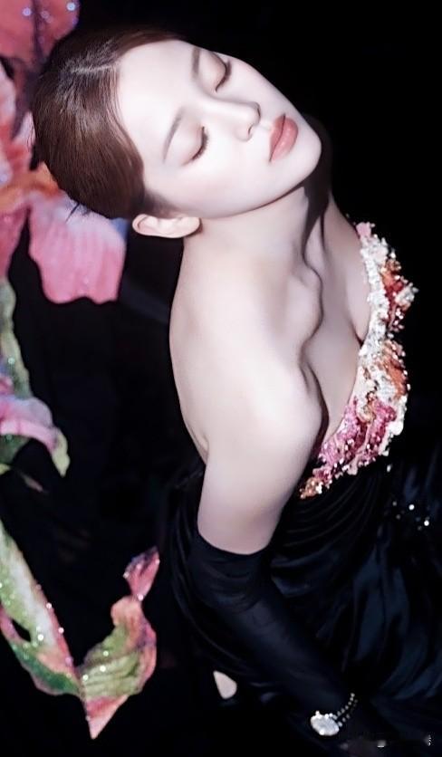 欧阳娜娜贺岁写真青春奔放，年轻真好！年轻就是竞争力，年轻就是杀伤力，年轻就是踢