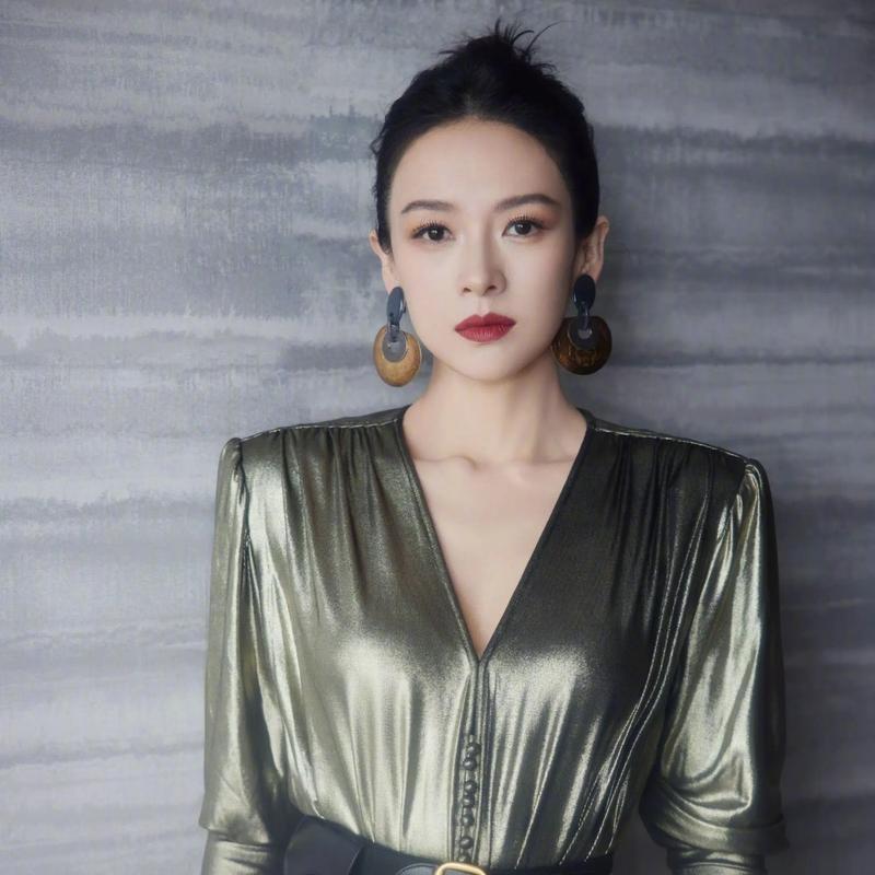 演员章子怡说：“记得上大学的时候，每次到学校开展卫生大检查的时候，我们女孩首先做