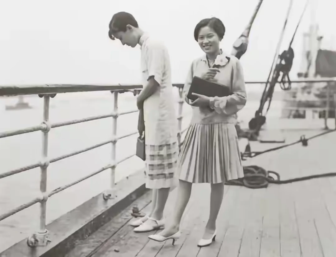 被蒋介石放逐的陈洁如1927年初，陈洁如（左，当时的蒋夫人）由张静江的女儿张
