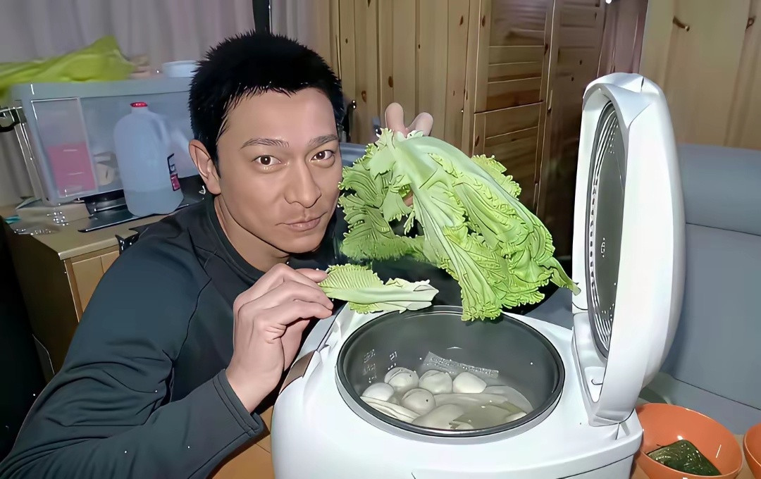 刘德华即使身价千万，也吃得如此平淡。