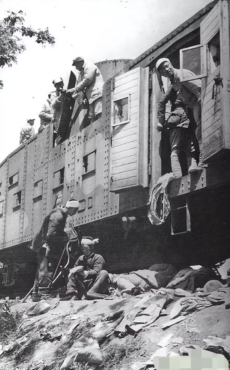 1948年4月27日，躲在铁甲列车里的徐保见大势已去，连忙换了一件士兵服，并向胡