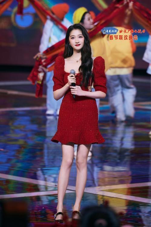 2026年北京台春晚后台，关晓彤面对工作人员递来的“马上有对象”玩偶，瞬间后退摆