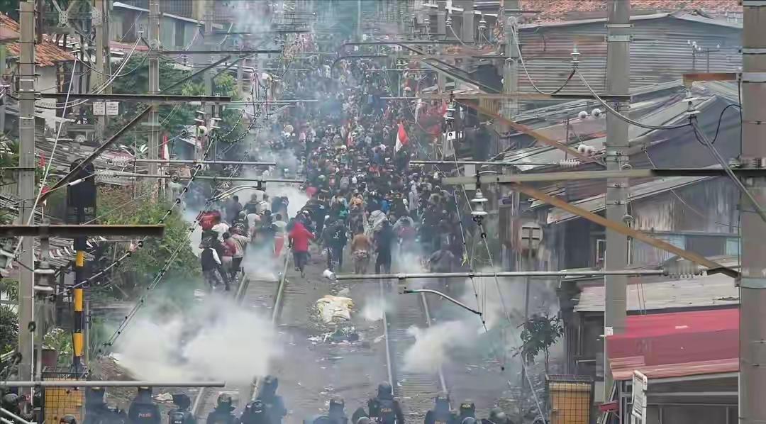 大戏开场，印尼首都上演大暴动，中国海警登检，日本这回集体噤声大戏开场，印尼