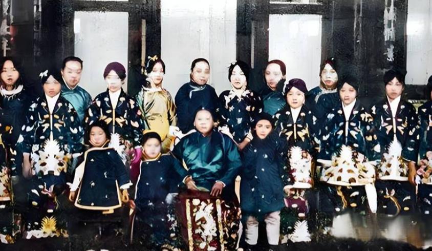袁世凯女儿袁静雪口述：我父亲不到各姨太太房里睡觉，夜间她们轮流去值宿。这种轮
