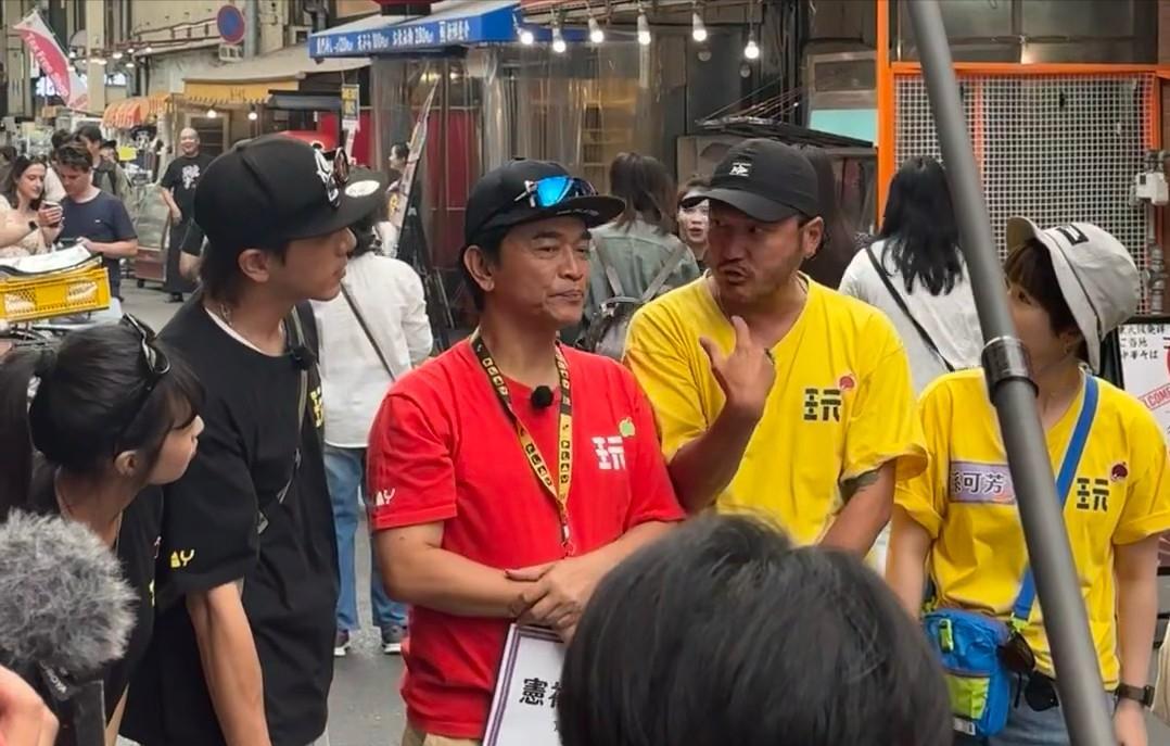 吴宗宪刚下飞机就被记者堵门追问炮轰小S事件，他当场甩锅：“都是你们搞事情啦[抠鼻
