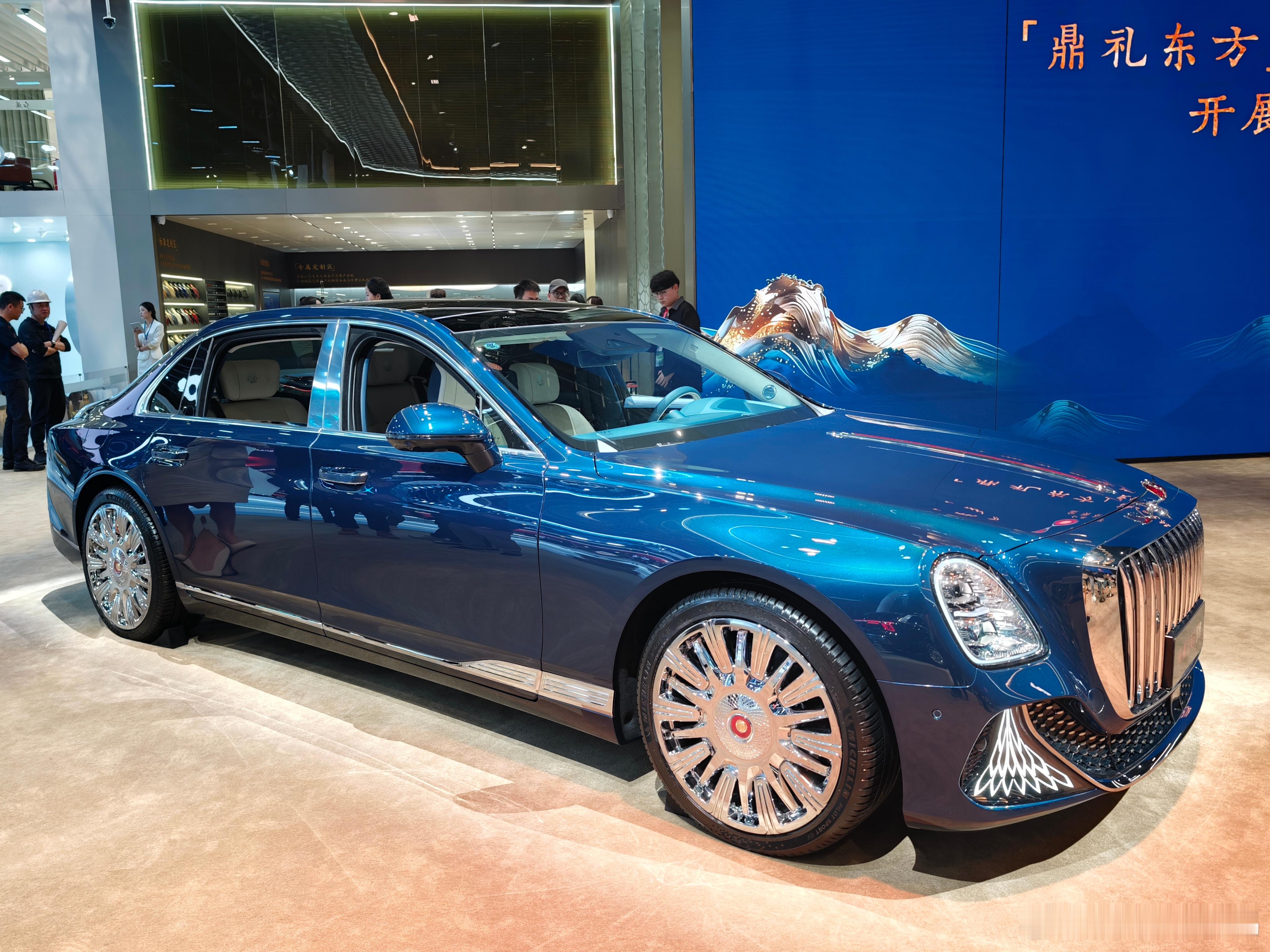 车展前一天，来到红旗金葵花的展台，提前预览了三款金葵花主题定制车型。这次金葵花展