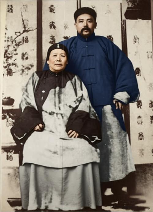 这张老照片拍摄于清末约1885–1890年前后，最可能为袁世凯在回国后不久，真实