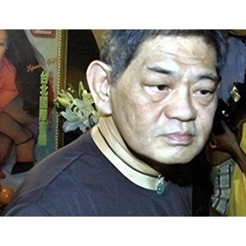 台湾富豪黄任中的一生简直是传奇和荒诞缠一块儿了。这位家底厚得很的“台湾第一丑