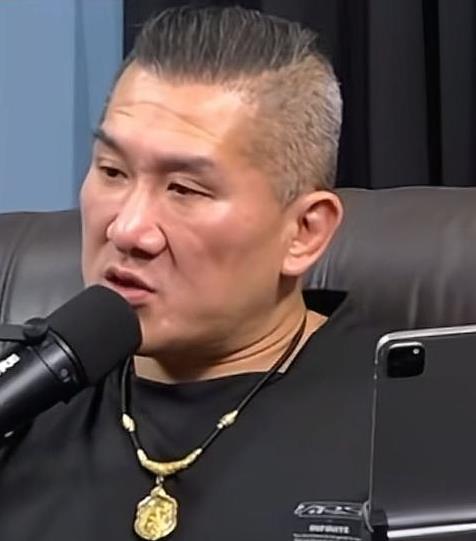 发自肺腑希望馆长离国民党某些人远一点，尤其罗智强、王鸿薇、傅崐萁这些9月3号窜去