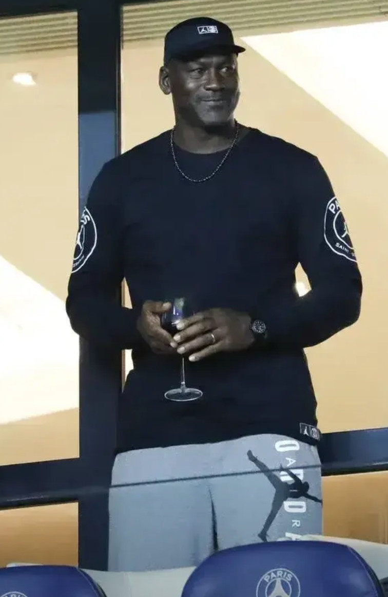我听过的最大的笑话就是某网红篮球评论员说的这句话:乔丹穷疯了，为了4000万美