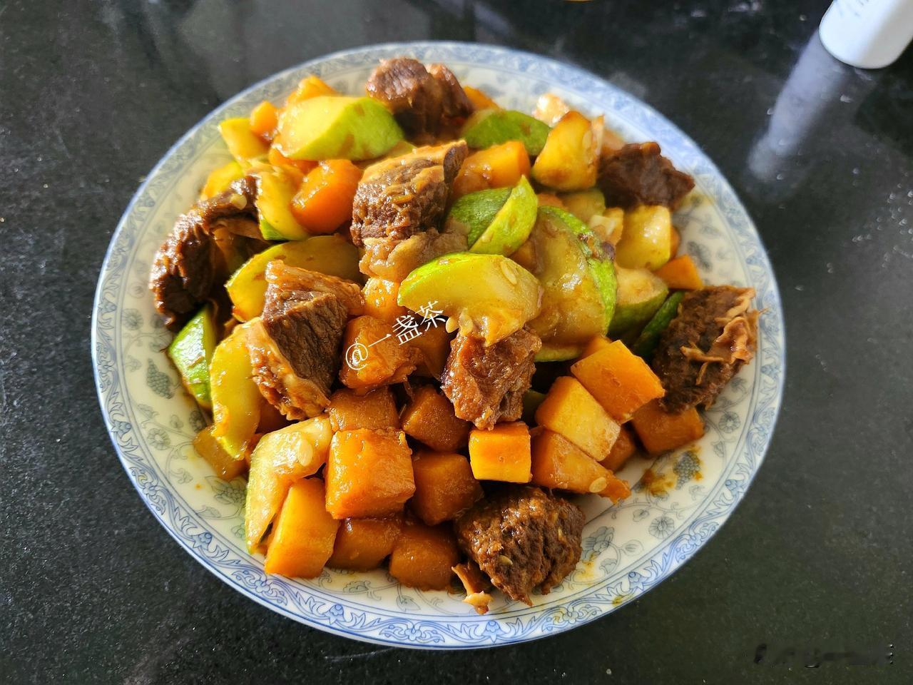 用炖牛肉烩西葫芦+南瓜+黄胡萝卜，一盘普通炒菜吃得老伴露出两天来难有的笑容。