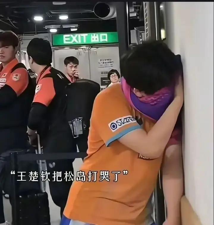 松岛辉空这一摔一捡，我看乐了不少人。毛巾扔出去是泄愤，捡回来是教养，最后盖