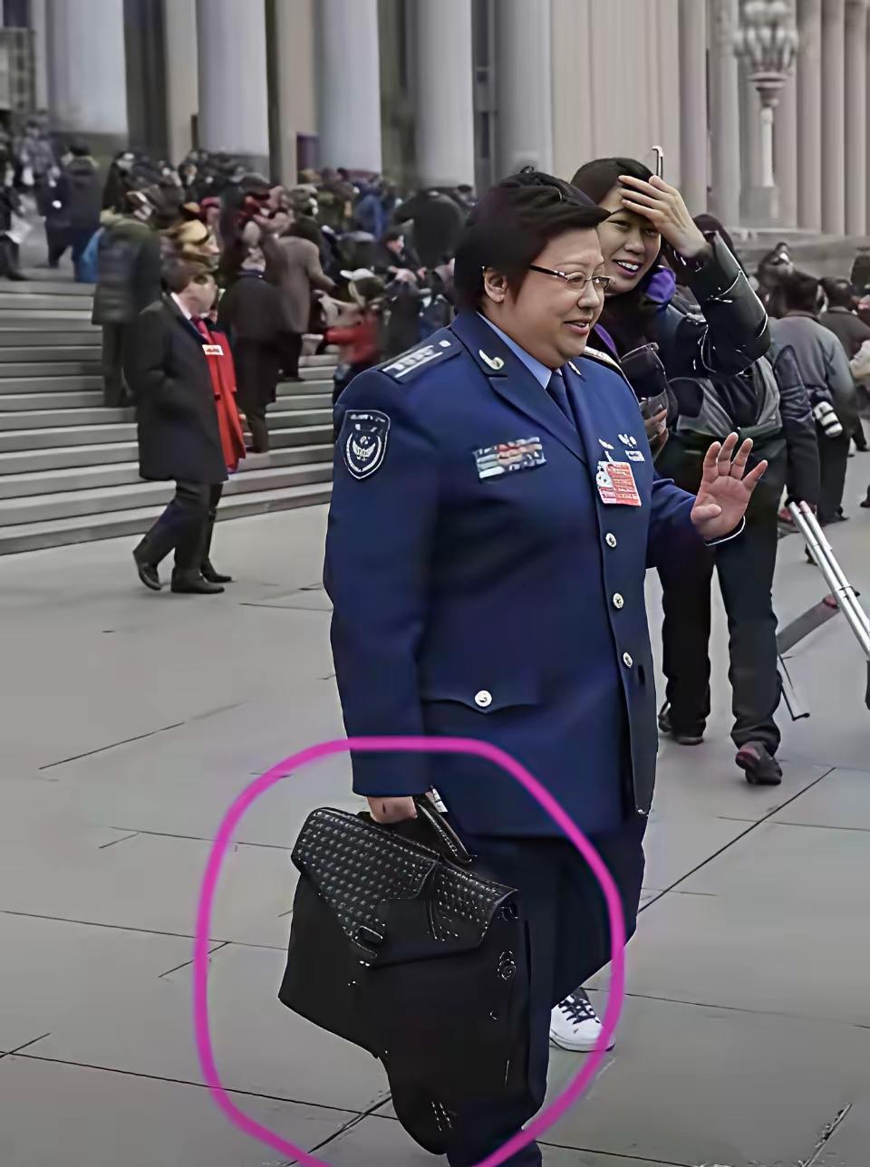 韩红拿的文件包是什么品牌明星不能拿便宜的包吧毕竟身份地位在那呢韩红救援基金