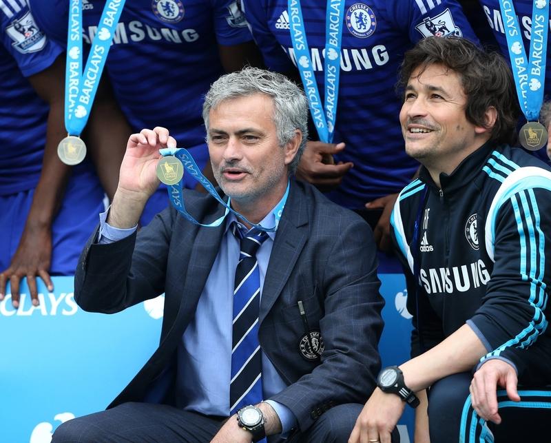 穆里尼奥就是爵爷后曼联最好的主帅了，现在别说超越爵爷，超越穆里尼奥都艰难呀。要说