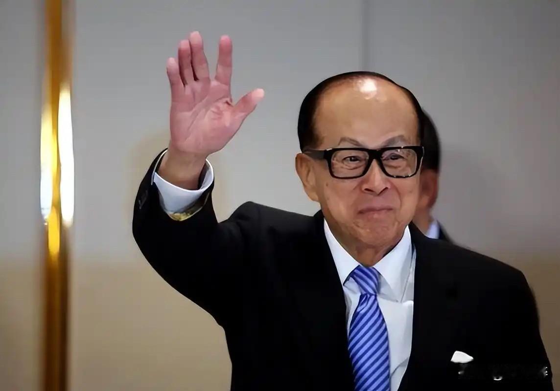 李嘉诚豪捐8000万，能赢回卖港口人们对他的信任吗？