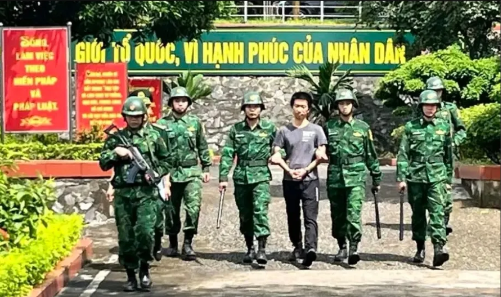 胆子真大也无德！1名中国人用2万假人民币在越南换越盾，老街国际口岸附近区域，一名