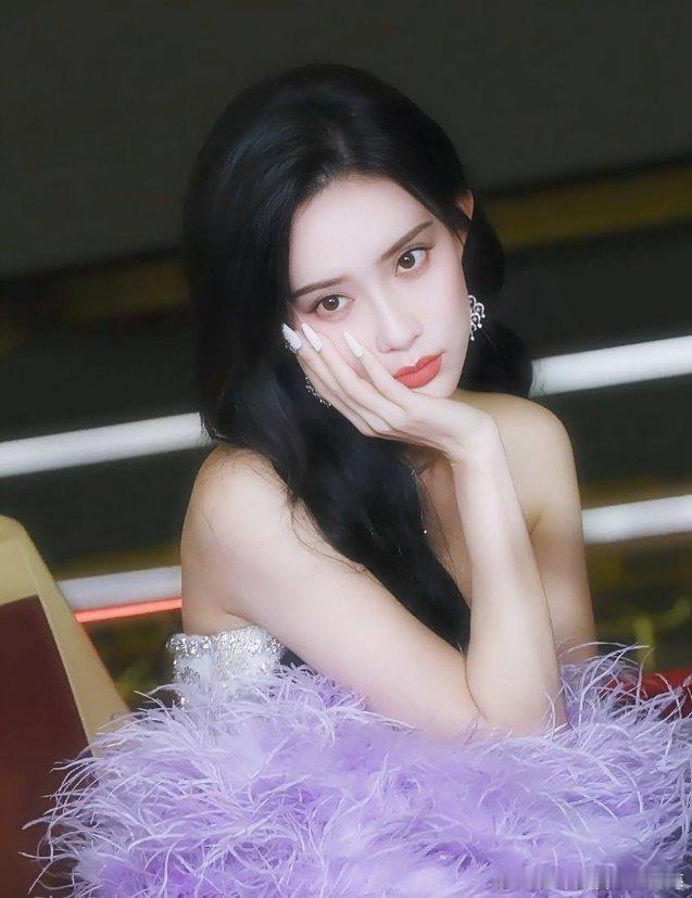 孟子义孟子义李昀锐包场支持临江仙孟姐的红毯造型九宫格鲨疯了！👗一袭高