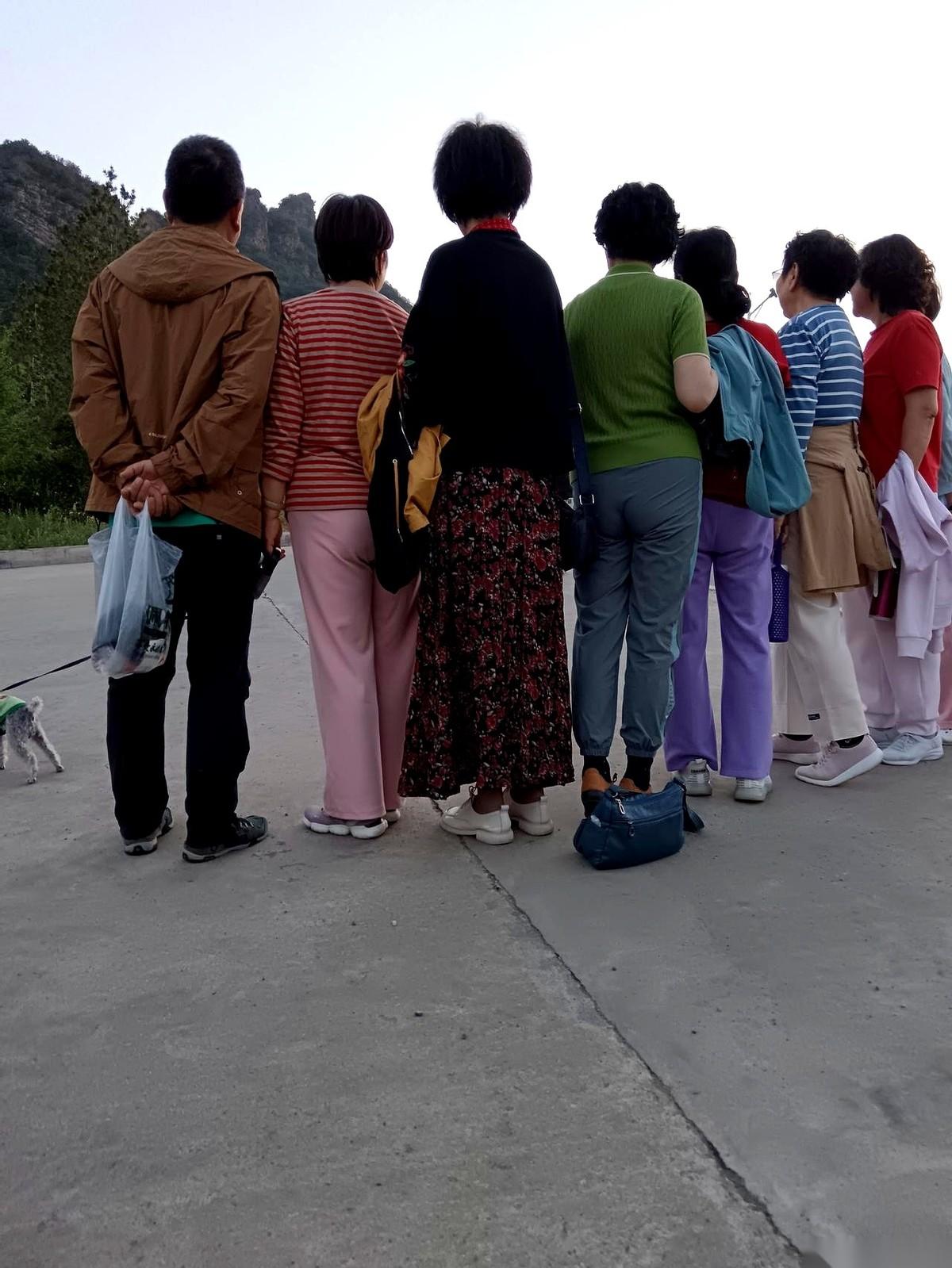 我跟你讲，人一过了六十，就得赶紧学会当个“六亲不认”的混蛋。对，你没听错。你