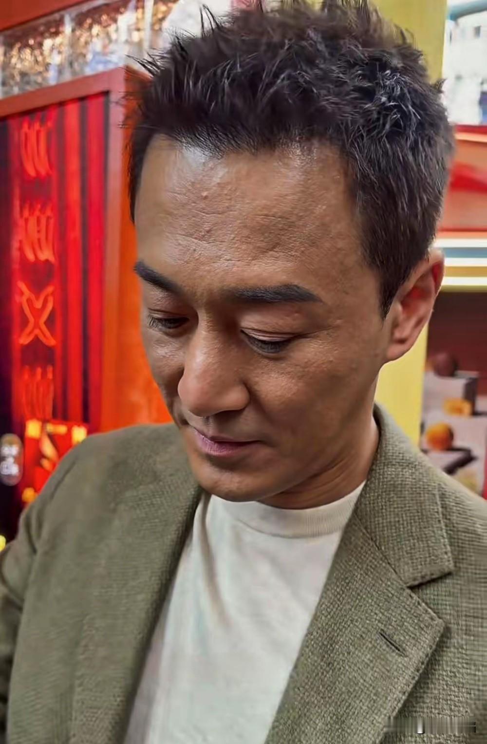 不认老都不行了！作为炙手可热的最受欢迎男歌手，也是经不起岁月的摧残啊！认识他的人