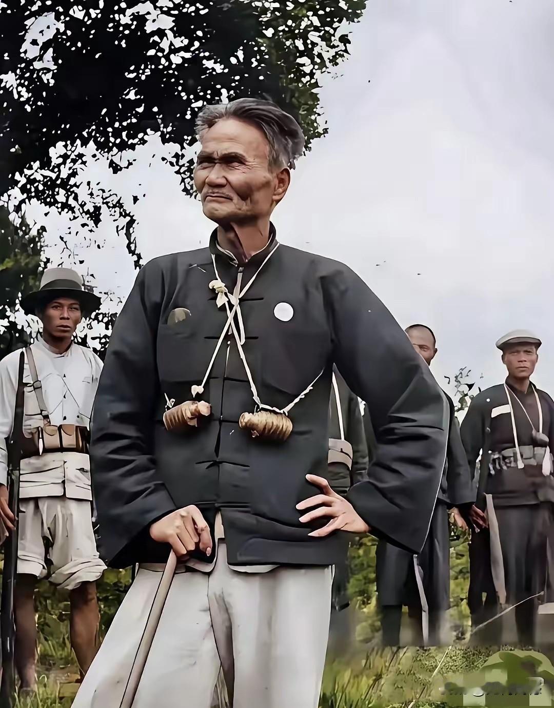 画面上的这个老头，穿着打扮很不一般，据说这个老头非常爱国，在日本鬼子侵略我们的时