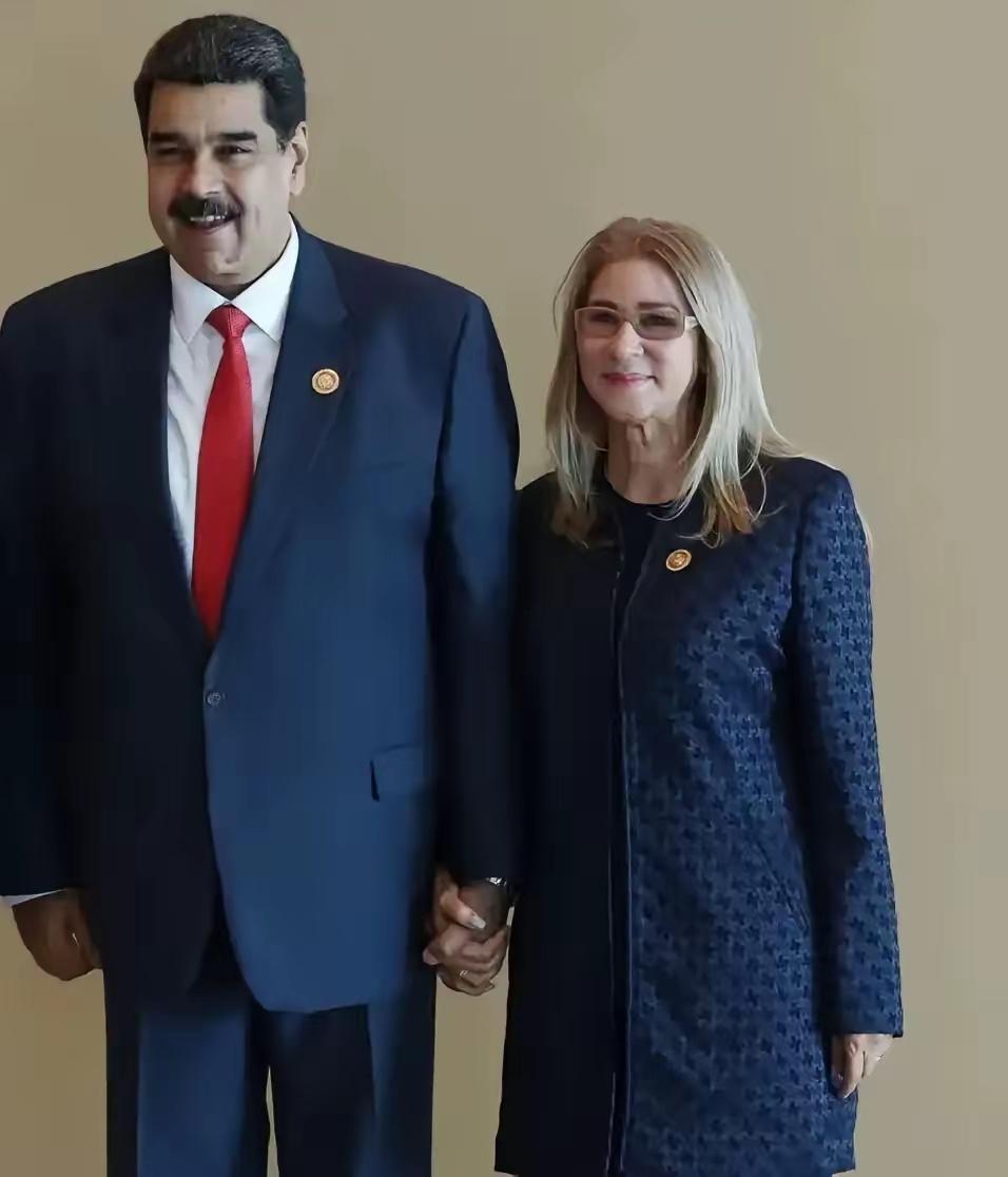 说实话，这个夸法，我第一眼是愣了一下的。有人说，他被抓那天晚上，是跟自己的妻