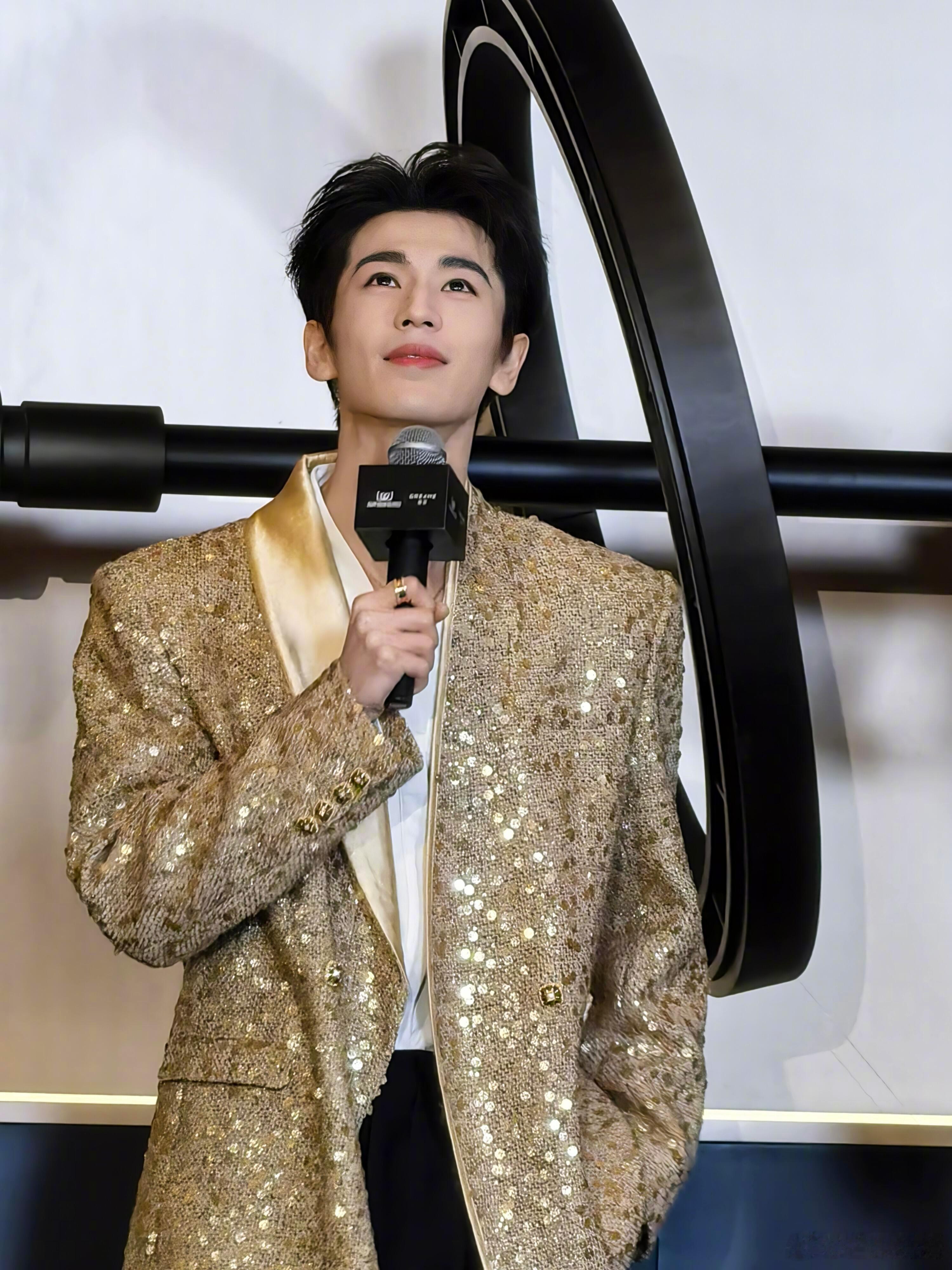 男神就是要穿金色，张凌赫顶着女蜗建模脸就出场了张凌赫苏州线下活动