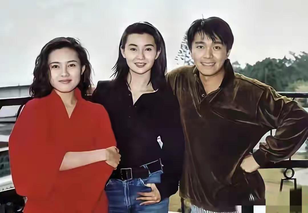 能认出最左边这位的，孩子最小上初中了。